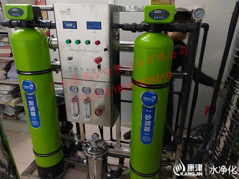 項目名稱：來賓市北五小學直飲水設備工程
設備名稱：0.5噸反滲透純水設備
工藝流程：原水箱-原水泵-石英砂過濾器-活性炭過濾器-精密過濾器-臭氧殺菌-高壓泵-反滲透膜組-無菌水箱-變頻回水係統