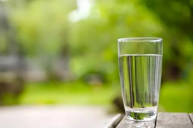 目前人們飲用的純淨水多為瓶裝和桶裝純淨水。純淨水經過特殊工藝的處理過後,雖然清除了其中的雜質,但同時礦物元素含量也隨之被剔除。而人體進行生長和發育需要在含有一定礦物質的環境中,人類在400萬年進化過程中,喝的是水往往是含有豐富礦物質的水